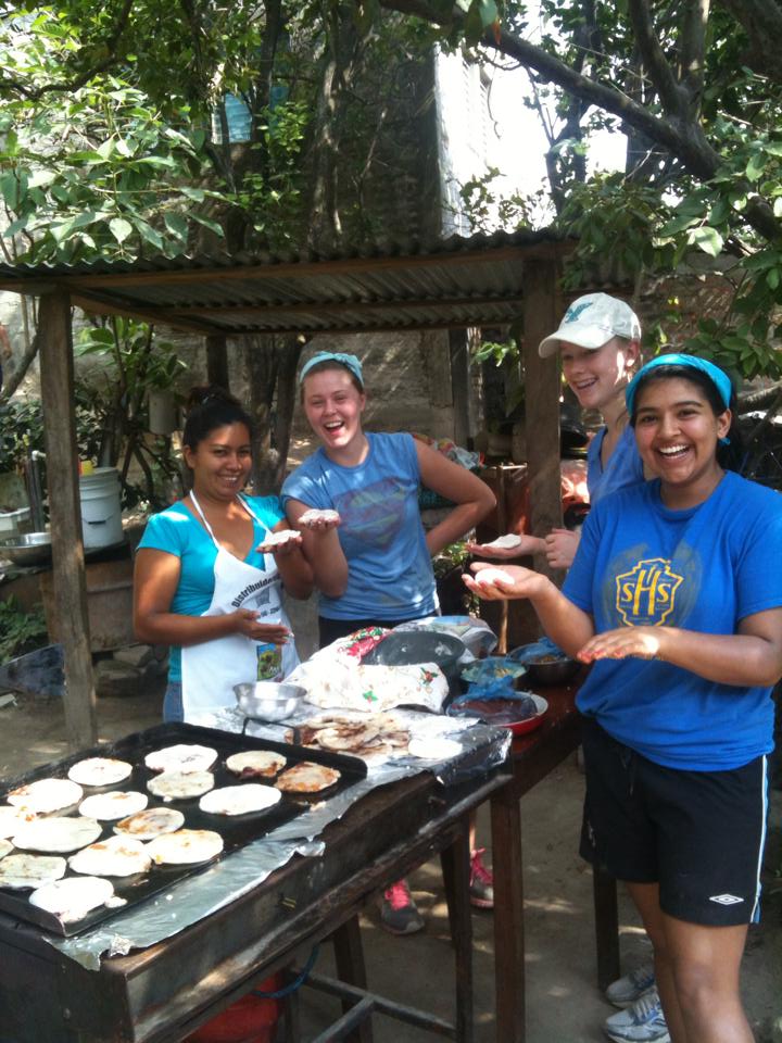 Making de pupusas with the locals